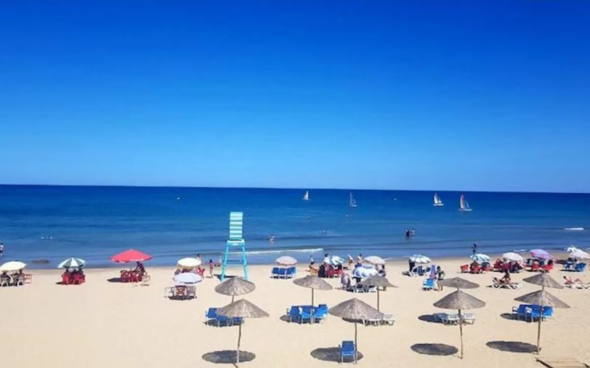 Hasta 700 dirhams por sombrilla" : el norte de Marruecos declara la guerra a los ocupantes de playas