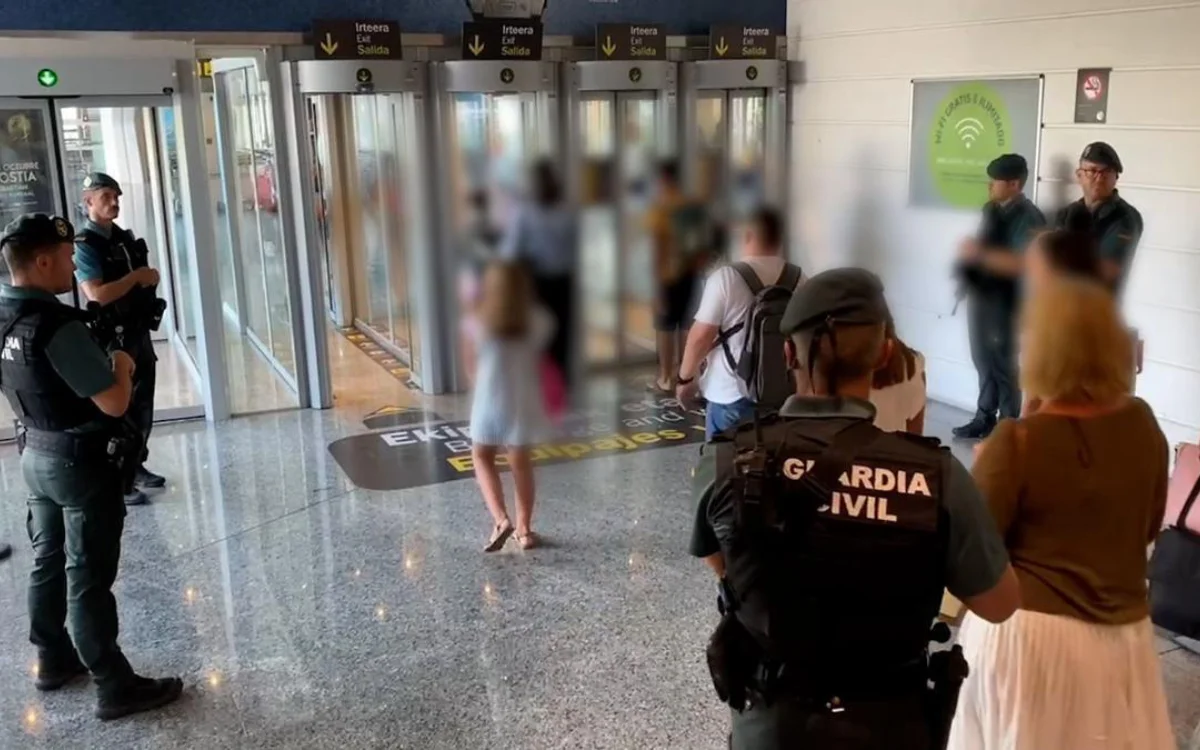 Abandonan a su hija en un autobús en España y tratan de huir a Marruecos