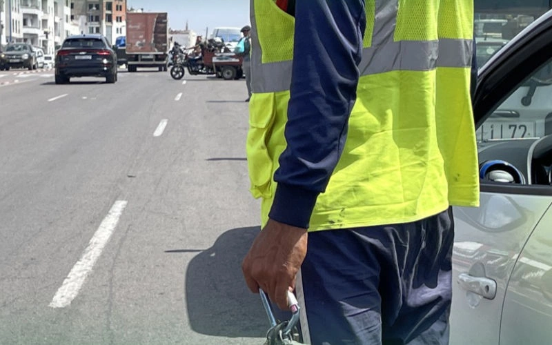 Agadir : Guardias ilegales cobran por estacionamiento gratuito, indignando a residentes y turistas