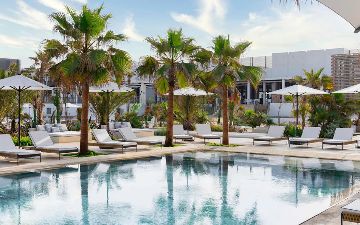 Agadir : un joven turista británico encontrado muerto en la piscina de un hotel