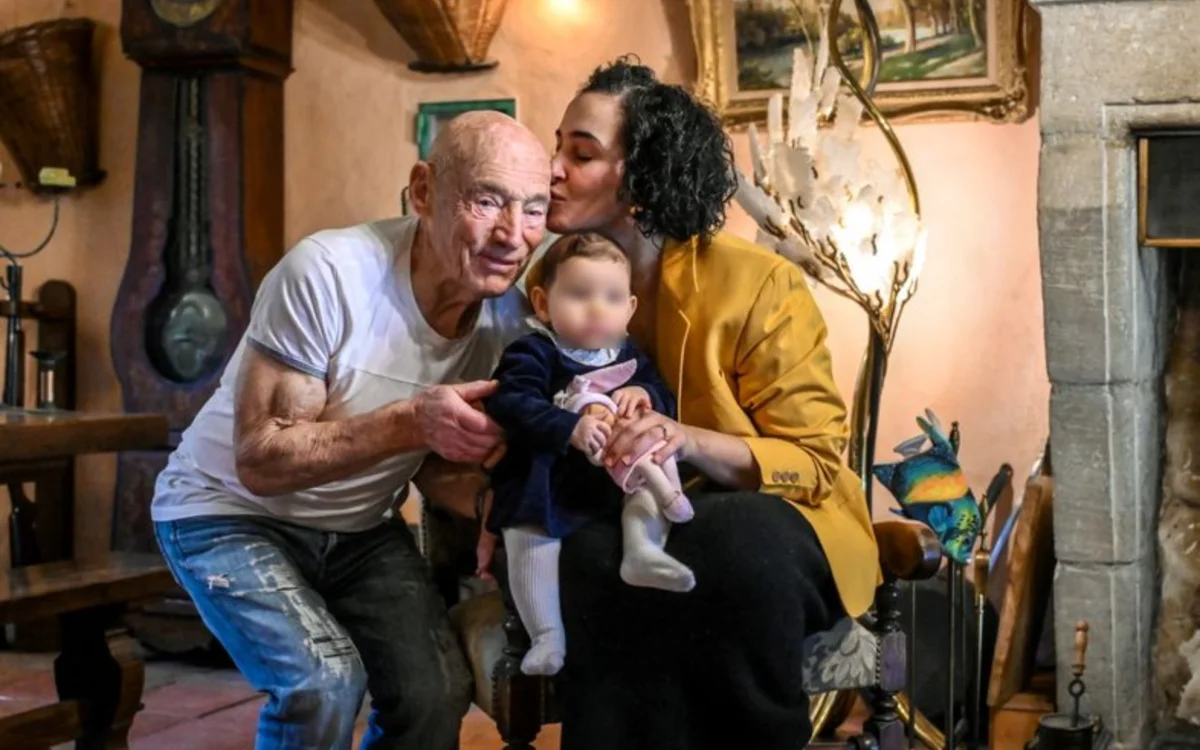 Aïcha, de 39 años, la mujer que ha dado una nueva juventud al "papá más viejo de Francia