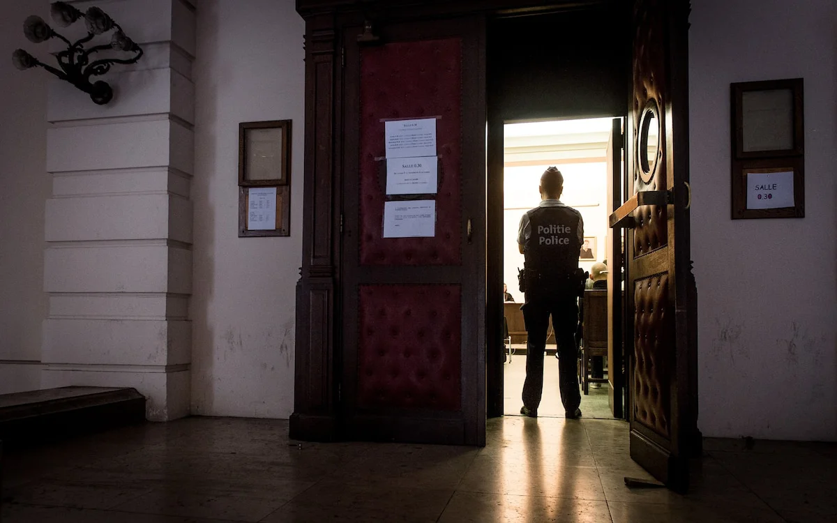 Aislamiento y alcohol : El recorrido de una marroquí ante la justicia belga