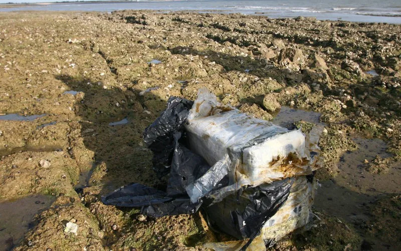 Alerta en Kénitra : El mar devuelve 90 kilos de cocaína a las playas marroquíes