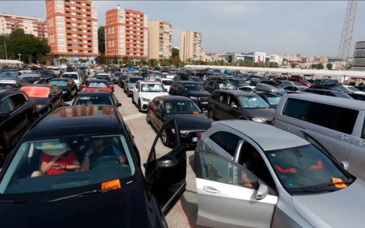 Algeciras detiene los camiones para dar paso a los MRE