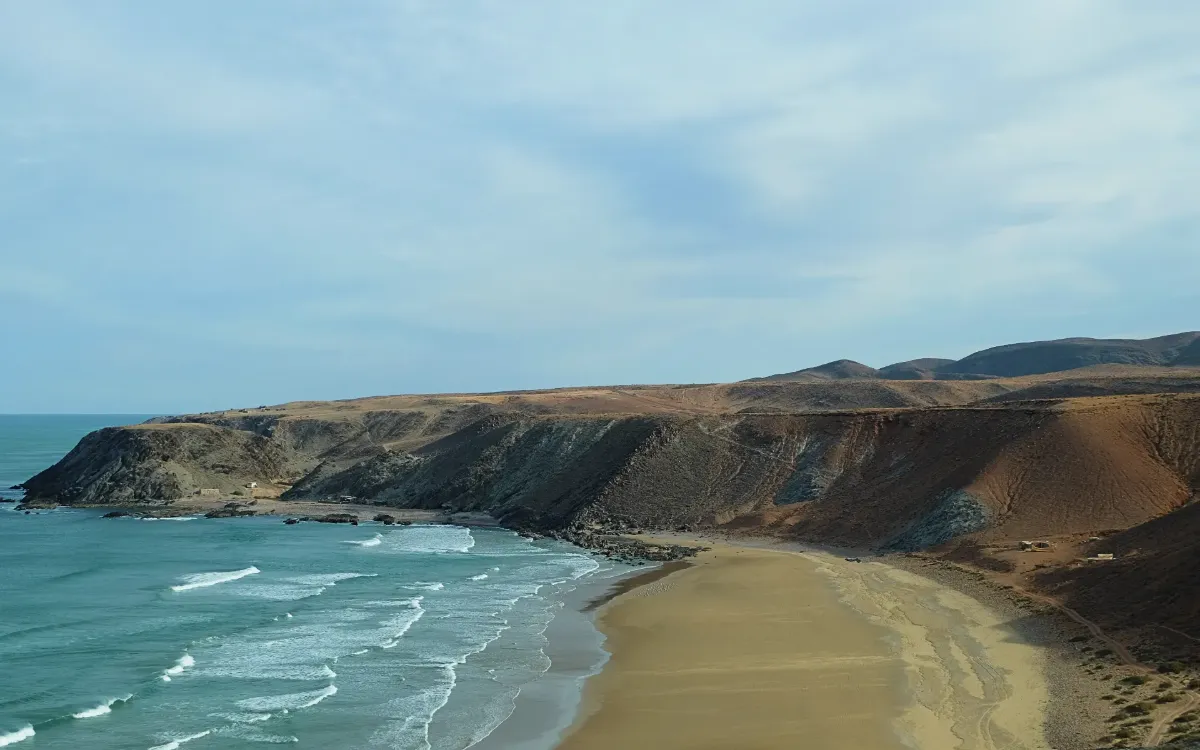 Arena infinita y silencio absoluto : Bienvenido a Playa Blanca, la joya salvaje del sur de Marruecos