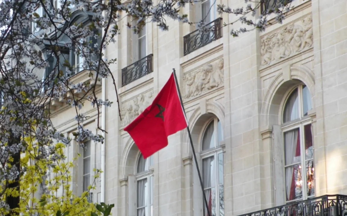 Bandera marroquí quemada en Aubervilliers, la embajada presenta denuncia contra argelinos