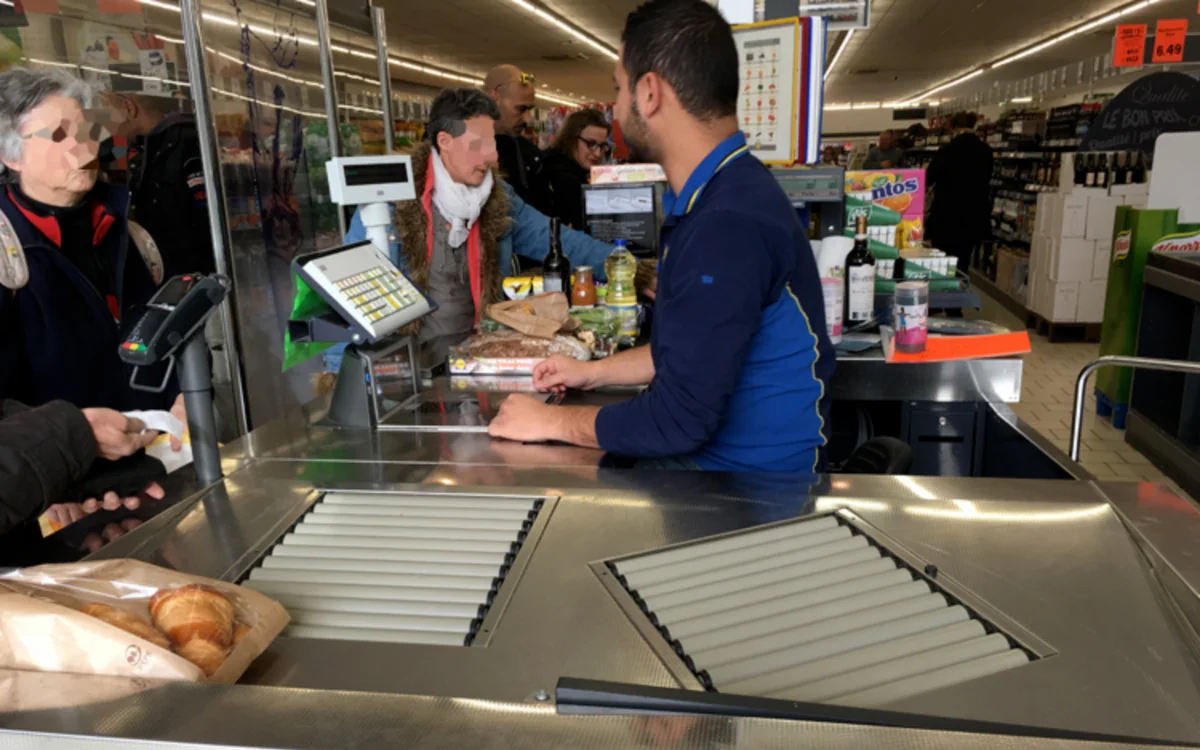 Bloqueados en la caja de Lidl, Jean-Luc y Lydia salvados por la generosidad de un marroquí