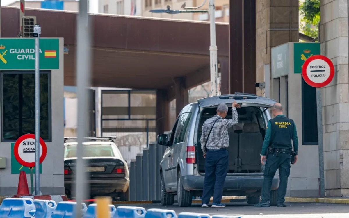 Cruzan Marruecos con su bebé y España sospecha que estos franceses lo compraron