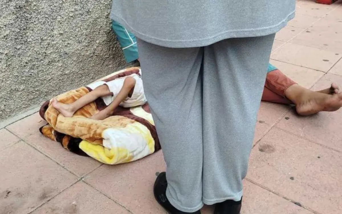 Después de pasar noches en la acera de Ceuta, Moundir, de 3 años, por fin tiene un techo