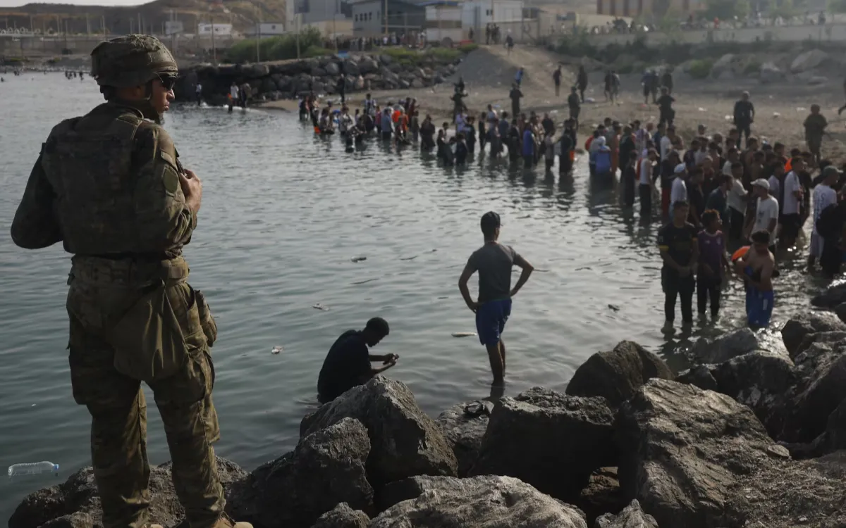 Después de repatriar a sus militares, España envía 150 más a Ceuta