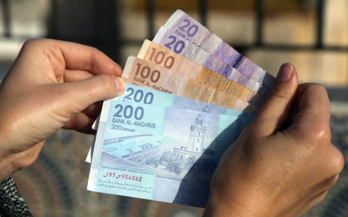 Después de resistir, el dírham retrocede frente al euro