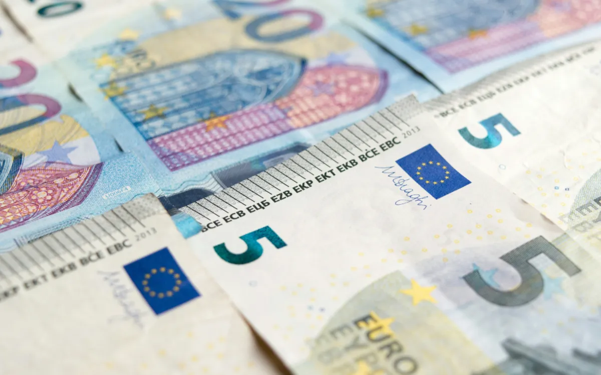 El dirham baja frente al euro