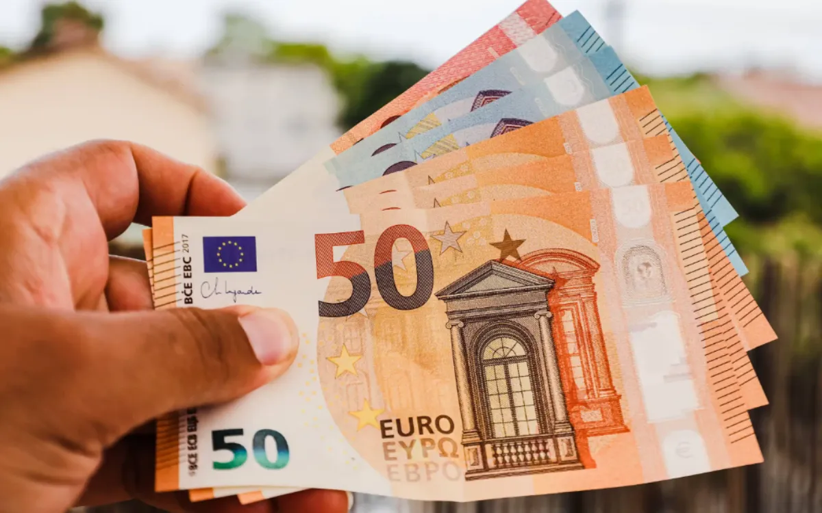 El dirham se fortalece frente al euro