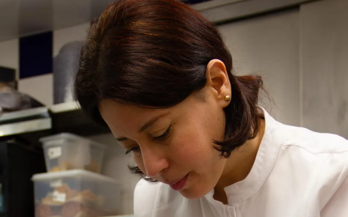 Ella aprendió a hacer pan a los 6 años en Marruecos, y ahora tiene una estrella Michelin