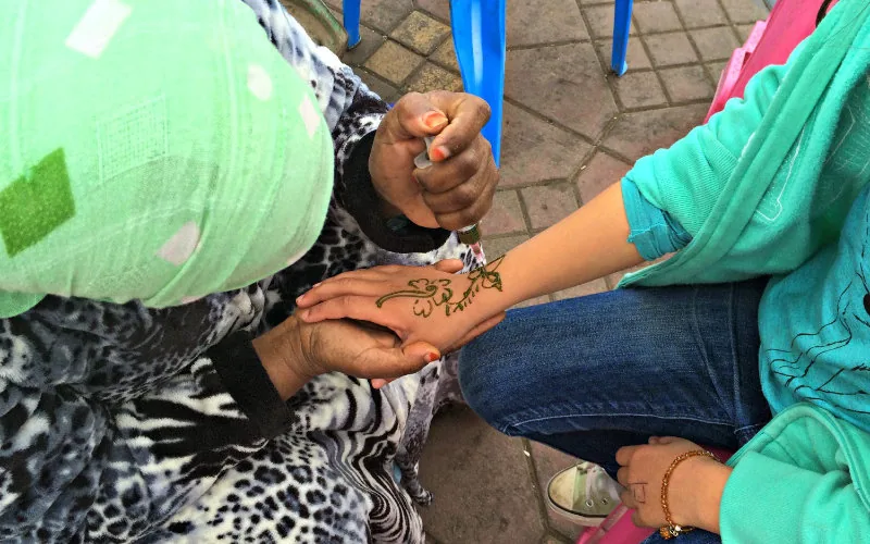 Escándalo en Jemaa el-Fna : Turista denuncia estafa de 1.200 dírhams por tatuaje de henna