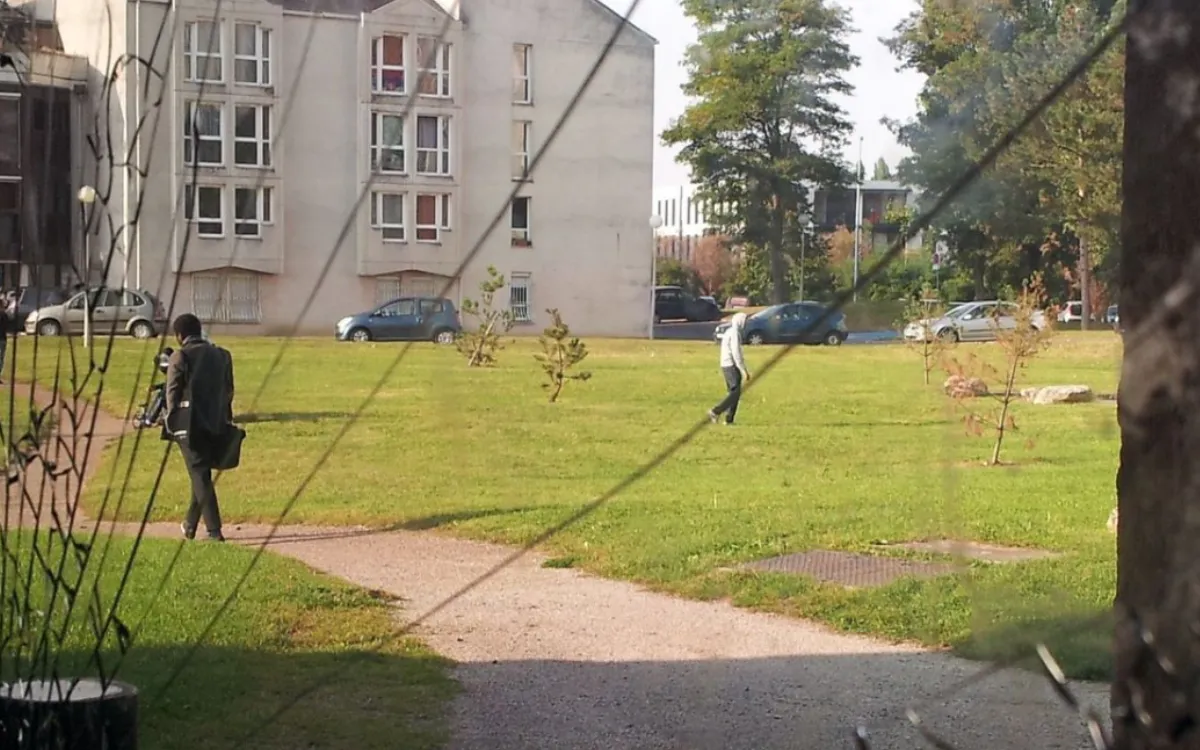 Una Estudiante Marroquí Escapa de la Dificultad de la Vivienda en Francia