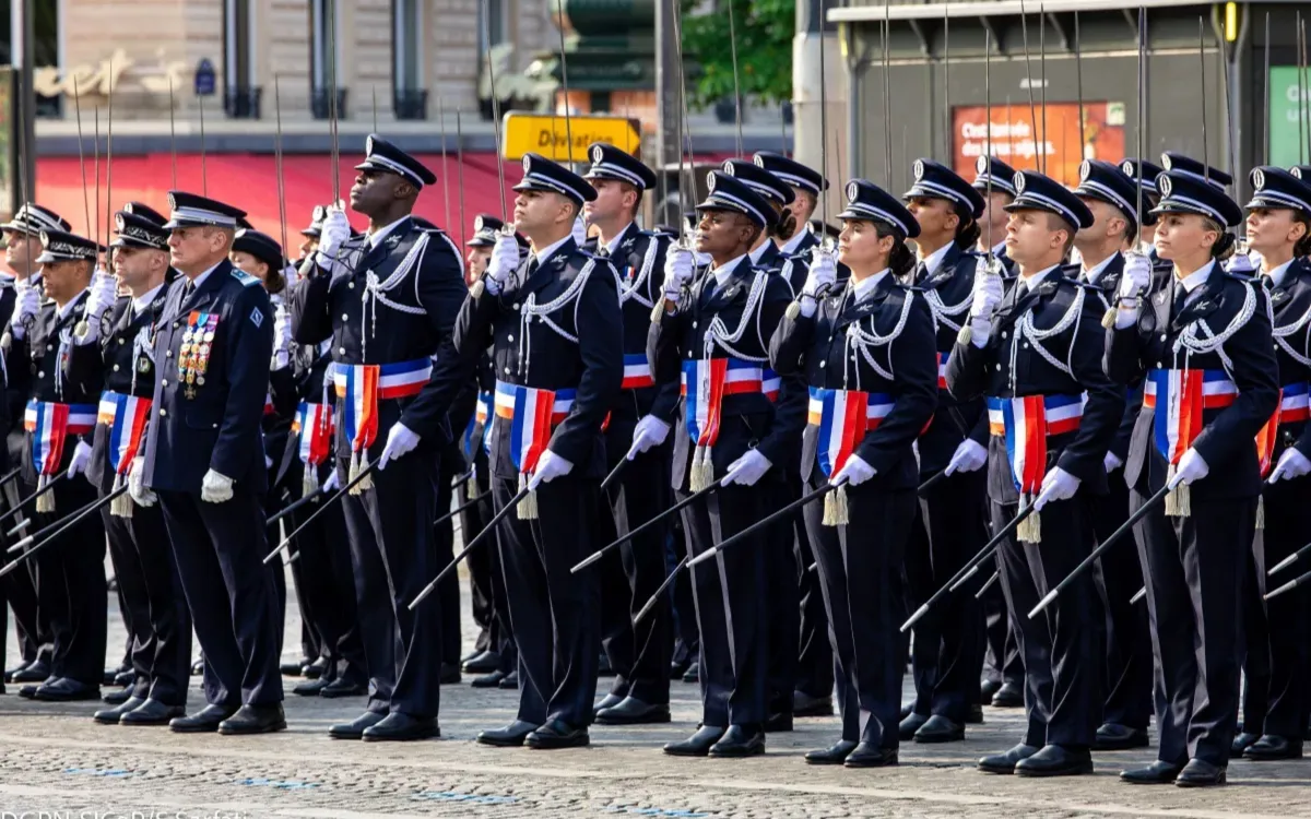 Francia : una marca de oración le cierra las puertas de la policía y consigue que condenen al Estado