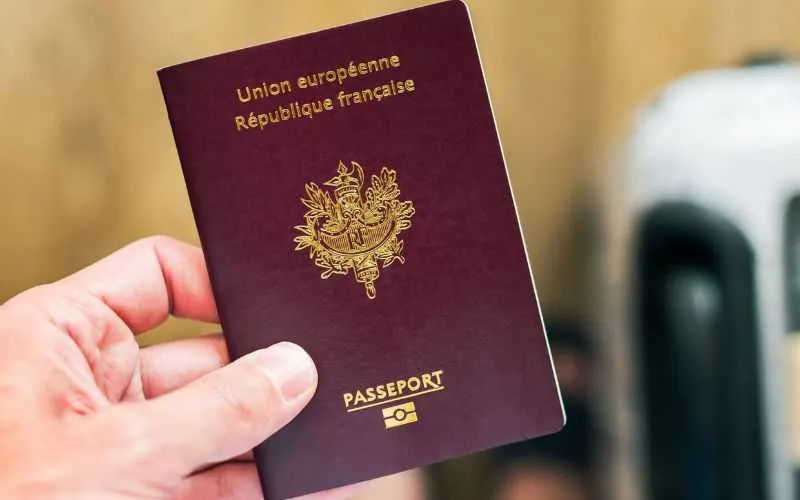Francia revoca nacionalidad a yihadista marroquí tras ataque en prisión