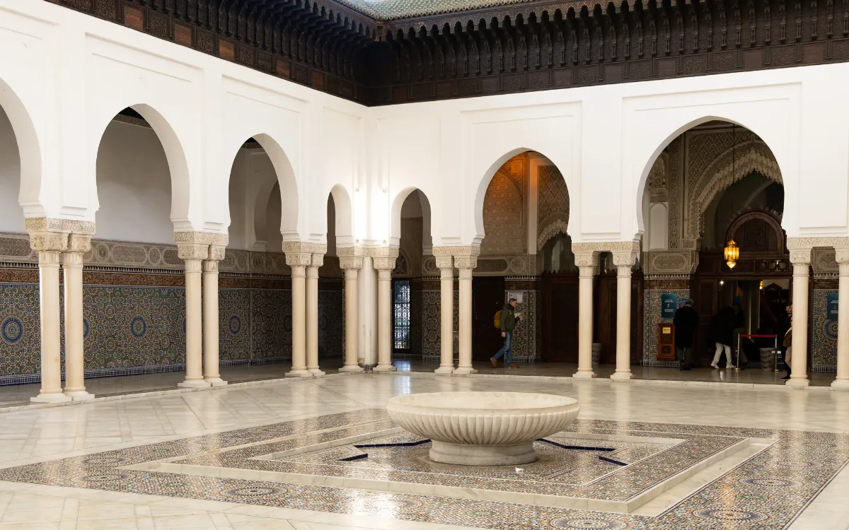 La Gran Mezquita de París Alcanzada por Sus Artesanos Marroquíes