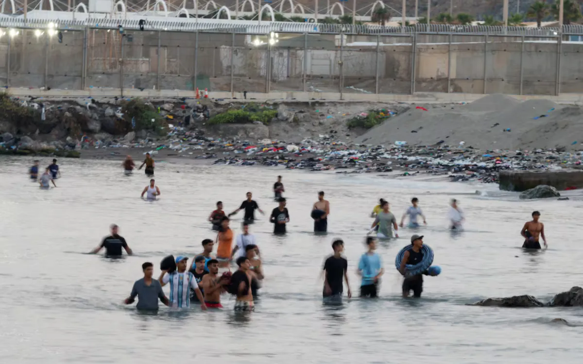 Lograron entrar en Ceuta, pero ahora necesitan hasta 9000 euros para llegar a España