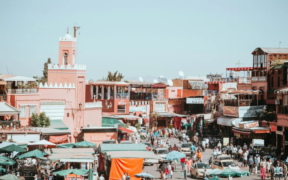 Marrakech Persigue a los Falsos Cuidadores de Estacionamiento