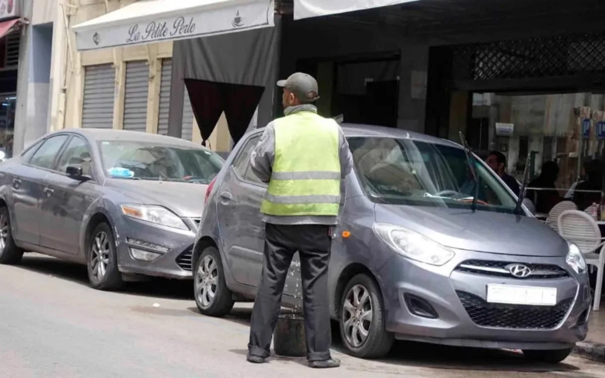 Marrakech : 20 dirhams para un lugar de estacionamiento, el guardia termina bajo custodia