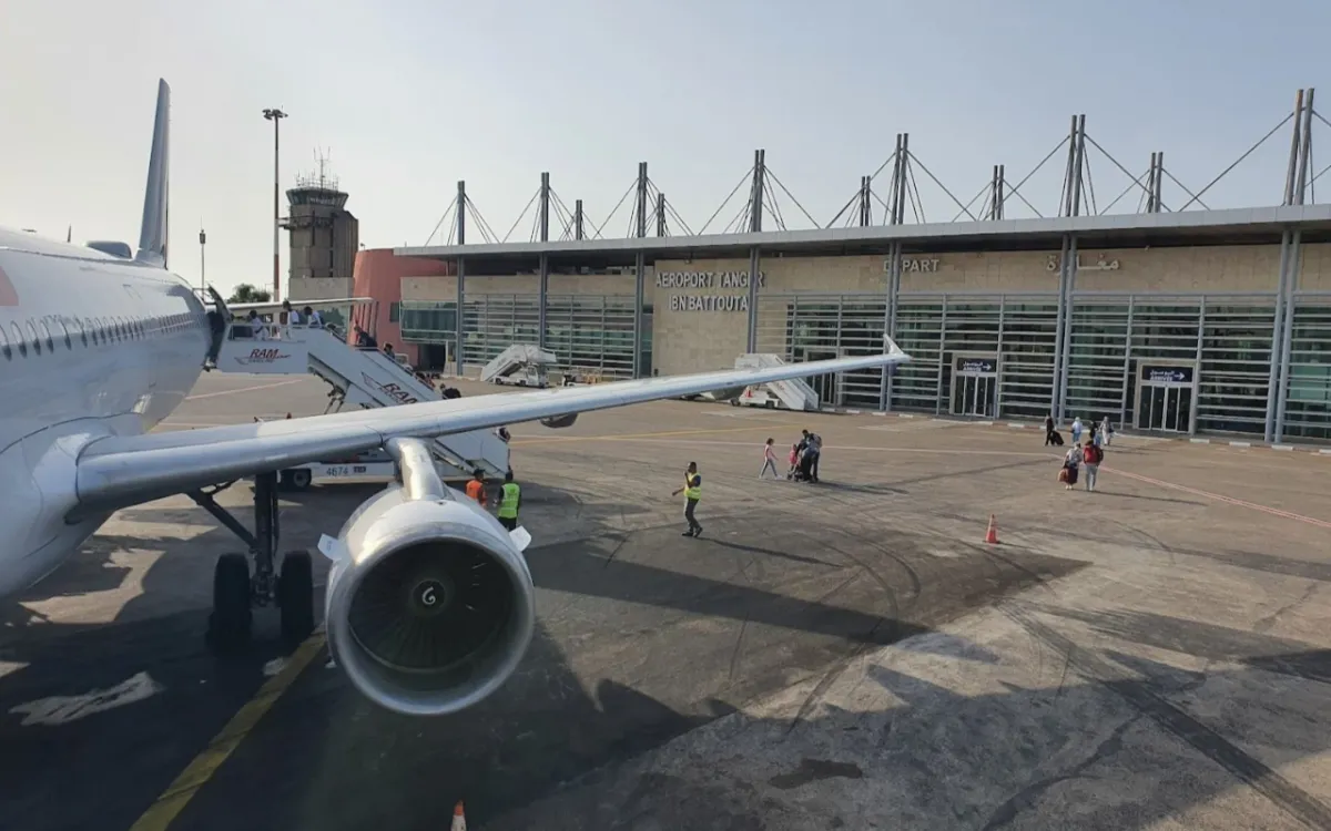 Marroquíes en el Extranjero en Tánger : Un Vuelo de Una Hora, Tres Horas de Calvario