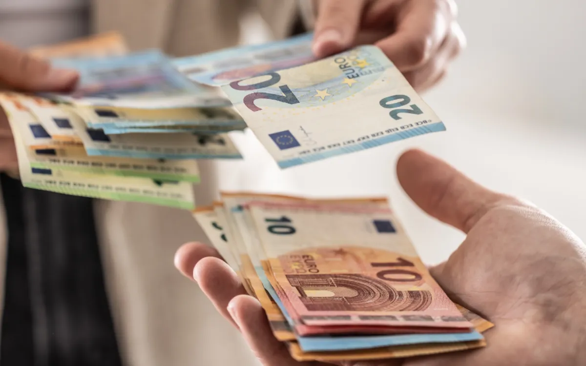 Los marroquíes residentes en el extranjero están en Marruecos, pero llegan menos euros a las oficinas de cambio