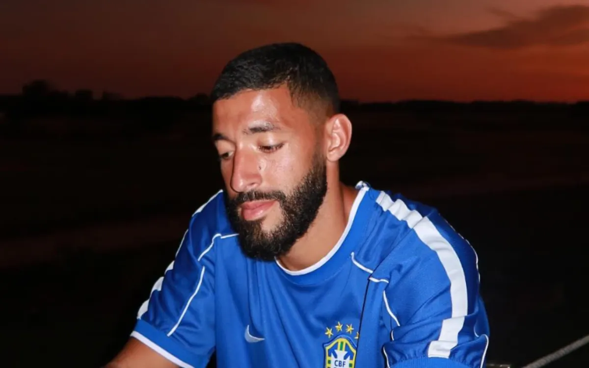 En Marruecos, el jugador Tarik Tissoudali cambia el balón por motos acuáticas