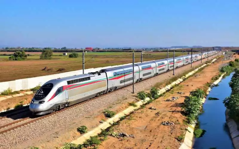 Marruecos moderniza su red ferroviaria : 168 trenes y 5 gigantes mundiales en pugna
