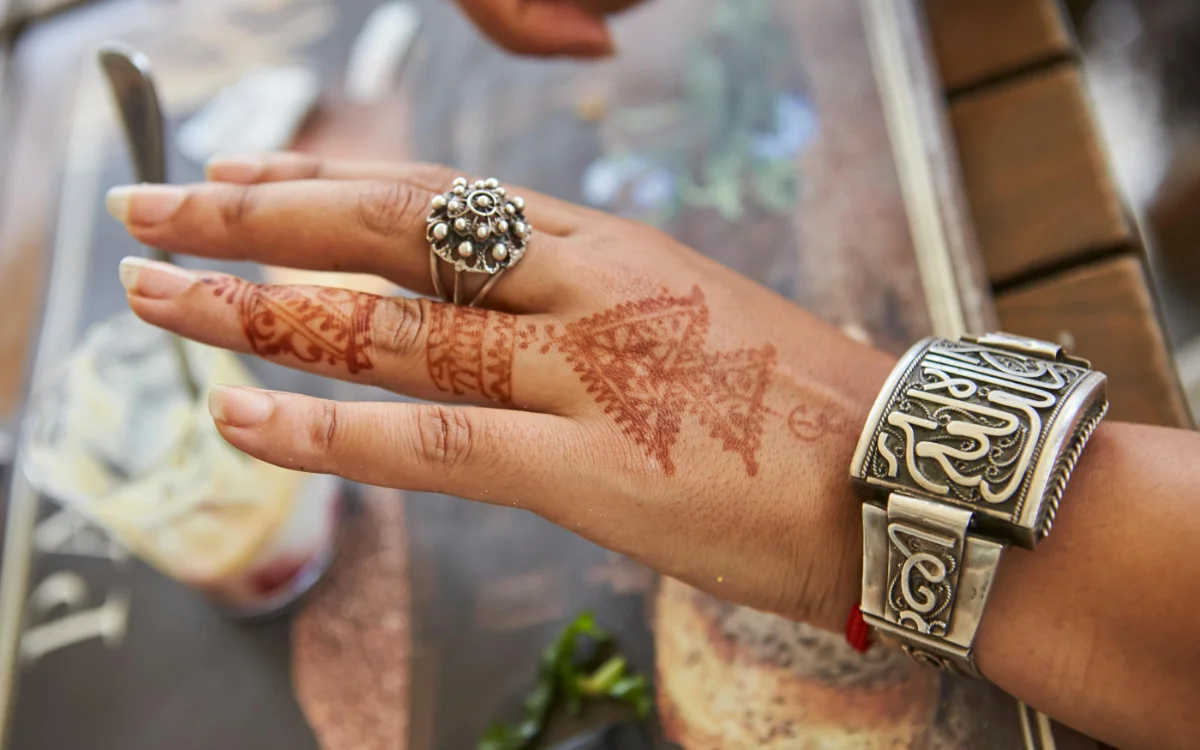 Ramadán 2025 : CFCM fija la Zakat al-Fitr en 9 euros para musulmanes en Francia