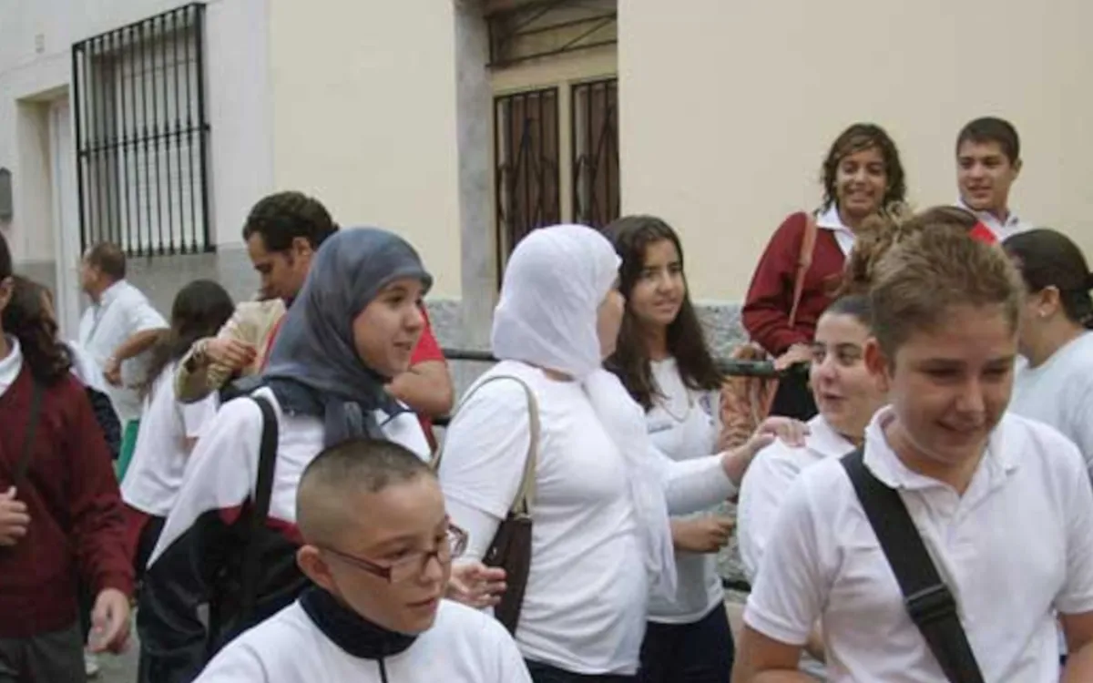 Fatima Ouassak : La voz revolucionaria de las madres contra el racismo en los suburbios de París