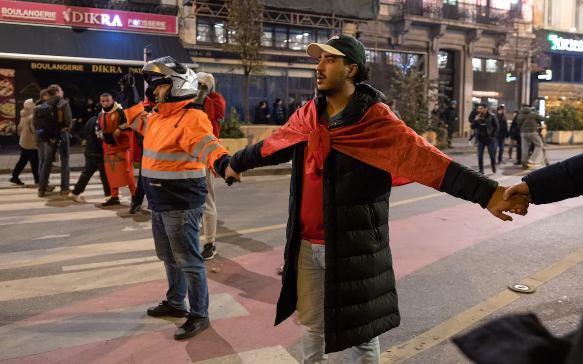 Molenbeek : padres con "chalecos amarillos" para evitar disturbios después del partido de Marruecos