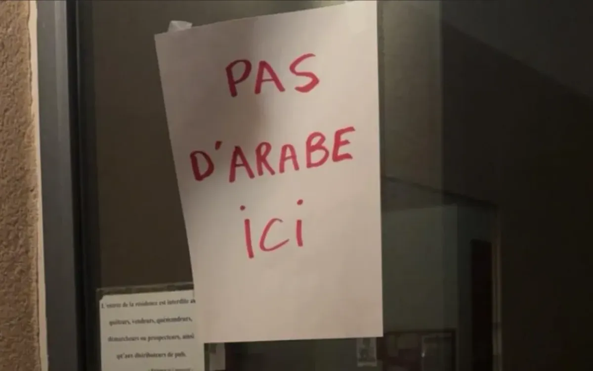 « Aquí no hay árabes » : El cartel del odio que conmociona una residencia de Entraigues-sur-la-Sorgue (Vaucl…