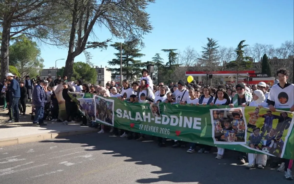 Nîmes : multitudinaria marcha blanca por el niño atropellado por un conductor fugado