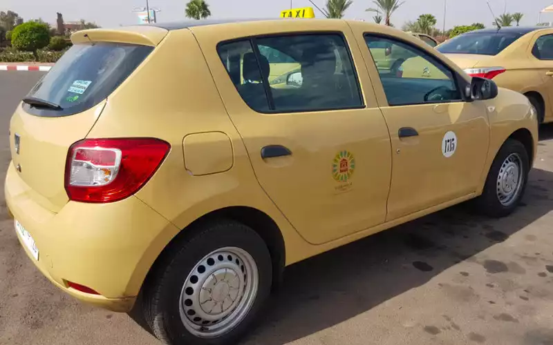 Polémica en Marrakech : Turista francesa rechaza compartir taxi con mujer con velo