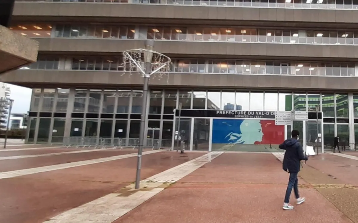 La prefectura de Cergy-Pontoise bloquea su permiso de residencia, y esta marroquí le impone 100 € por cada día de retraso