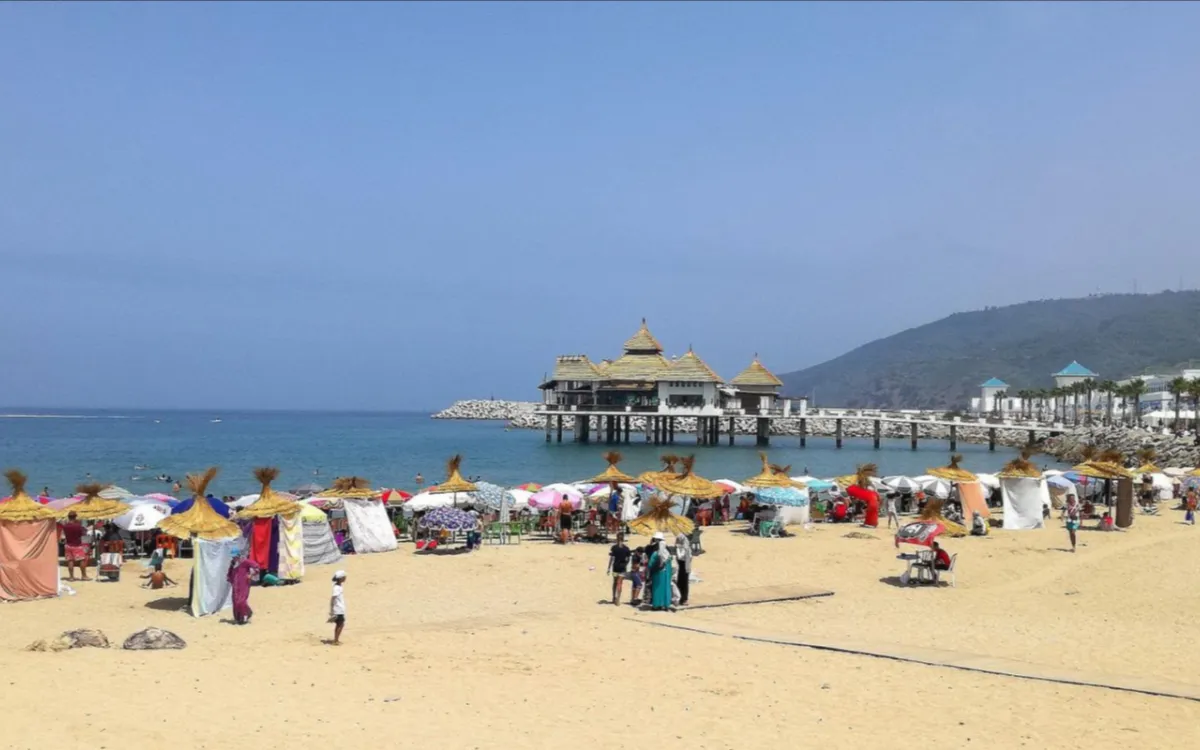 Prohibidos, confiscados… pero aún se alquilan por 30 DH en las playas del norte de Marruecos