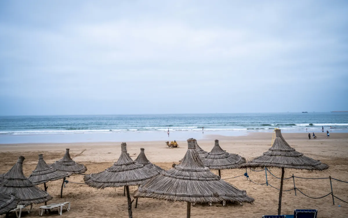 Su familia lo cree perdido en Marruecos, pero él prolonga sus vacaciones en Agadir