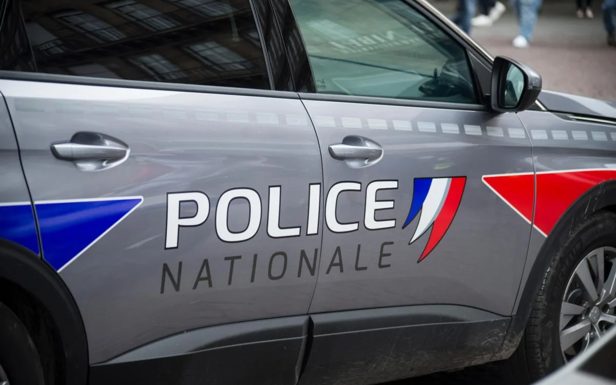 Orléans en alerta : Pegatinas neonazis e islamófobas desatan indignación y denuncias
