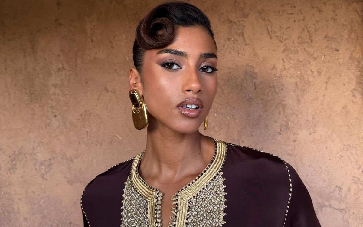 La top model Imaan Hammam deslumbra en caftan marroquí en Marrakech