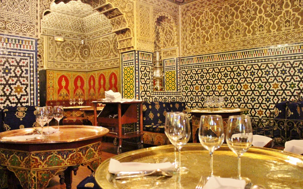 Vuelve a casa", un restaurante marroquí deja de servir alcohol y desata una ola de odio