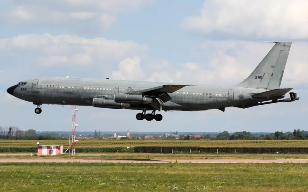 Un avión militar israelí evita España y pasa dos veces por Marruecos