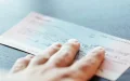 Escándalo en Tetuán : Hombre devora cheque millonario para evadir justicia