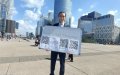 Ingenio contra adversidad : Joven informático busca alternancia con carteles QR en La Défense