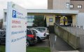 Médica argelina denuncia discriminación y acoso en hospital francés tras ser despedida