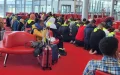 Polémica en Roissy : Oración musulmana masiva desata debate sobre culto en aeropuertos