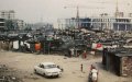 La sombra de las chabolas : Cómo miles de inmigrantes reconstruyeron Francia sin techo digno