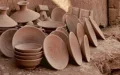 Sin su capa negra, la cerámica marroquí se queda en los talleres