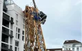 Tragedia en Tánger : Grúa se desploma en obra, dejando heridos graves y daños materiales